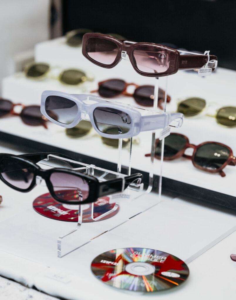 Collection de lunettes de soleil IZIPIZI exposée chez Optique Gualdoni Paris 16.