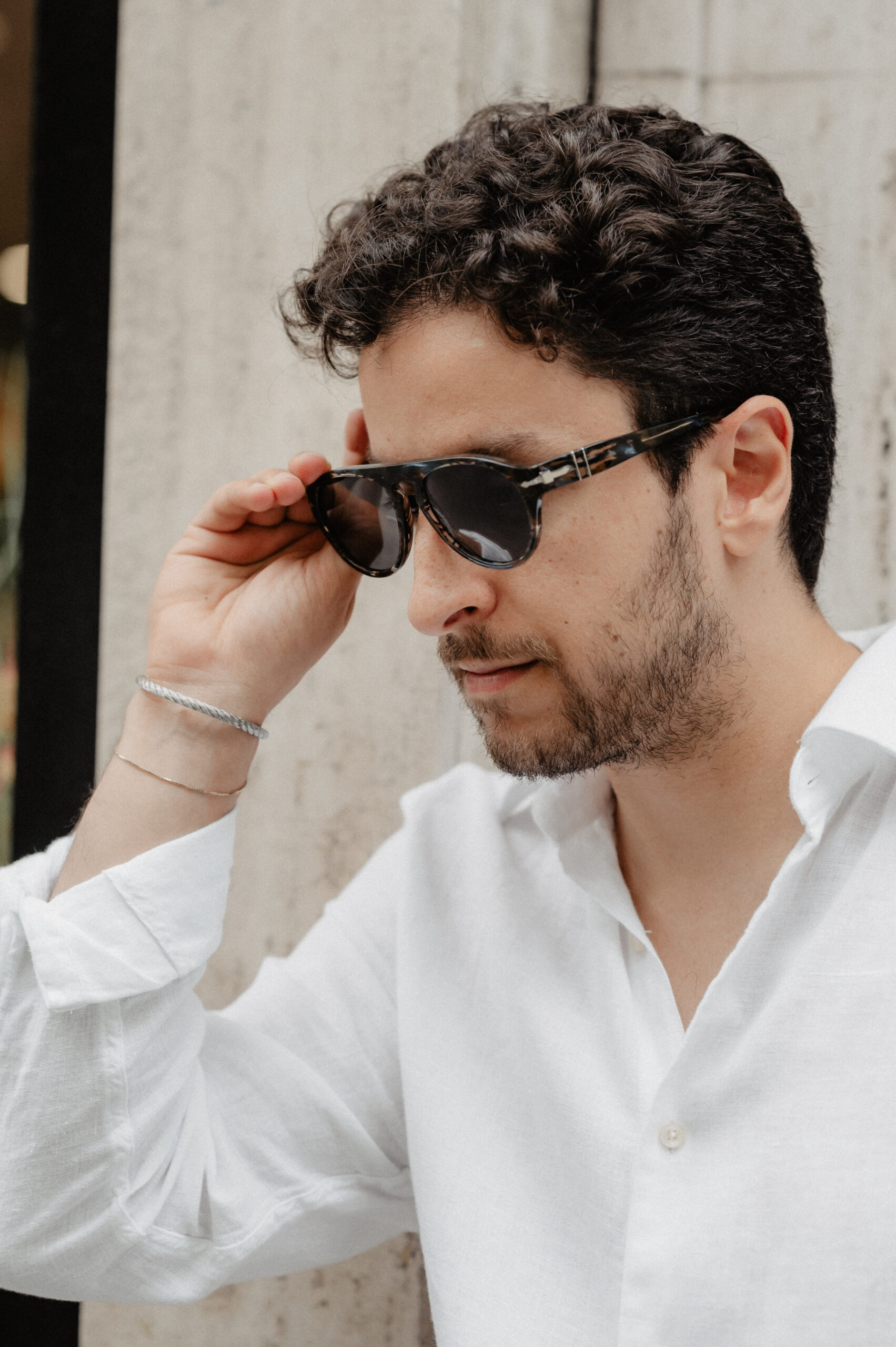 Lirone Gualdoni portant des lunettes Persol écailles bleues – opticien de luxe Paris 16.