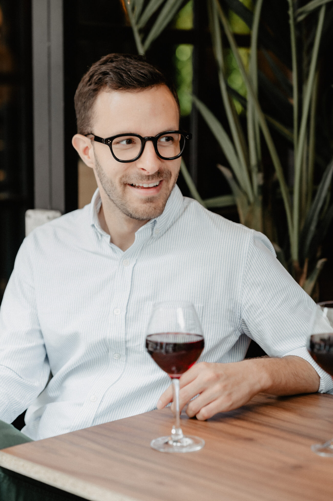 Homme portant des lunettes de vue, exemple de confort visuel au quotidien chez Optique Gualdoni à Paris 16