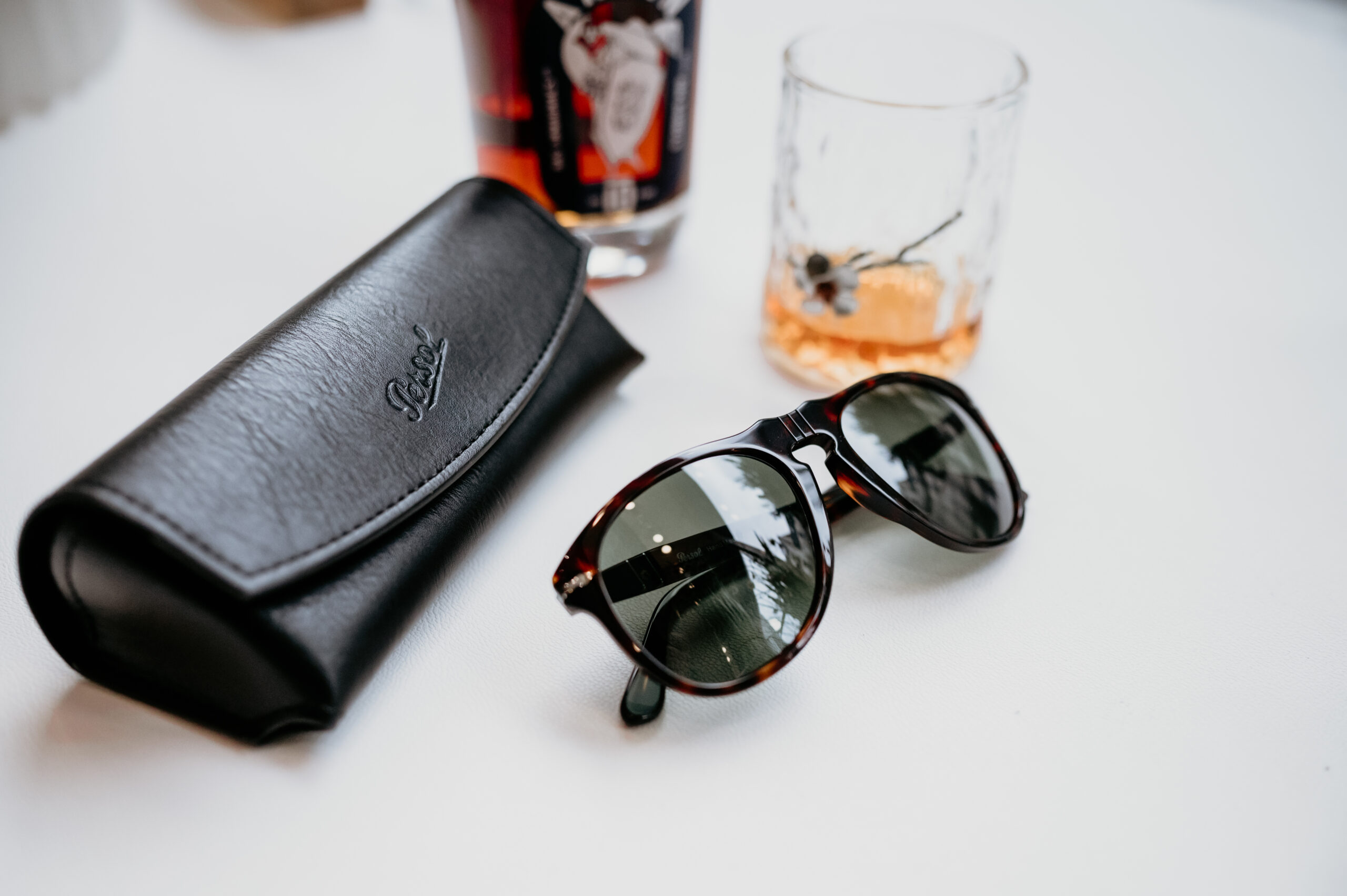 Lunettes de soleil Persol avec étui en cuir haut de gamme